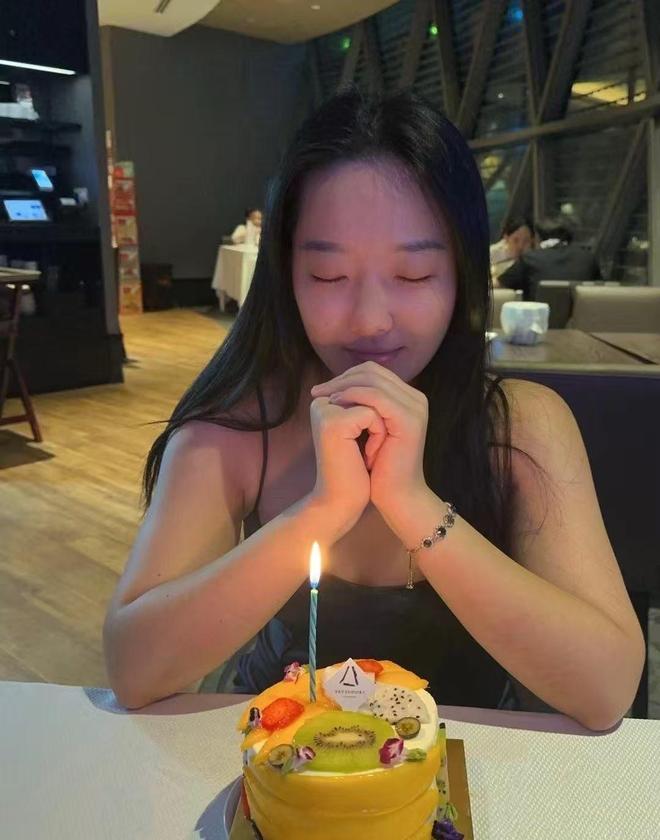 孩照片曝光！长得很漂亮弟弟发声！pg电子试玩入口在三亚被咬伤的女(图3)