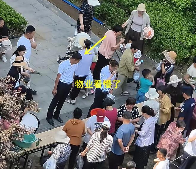粽子大妈连盆都端走了还围堵物业要鸡蛋pg电子试玩入口山东：小区端午免费包(图1)